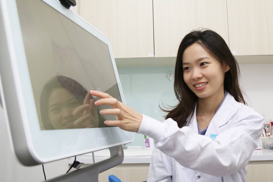 lad dentist using invisalign itero intraoral scanner